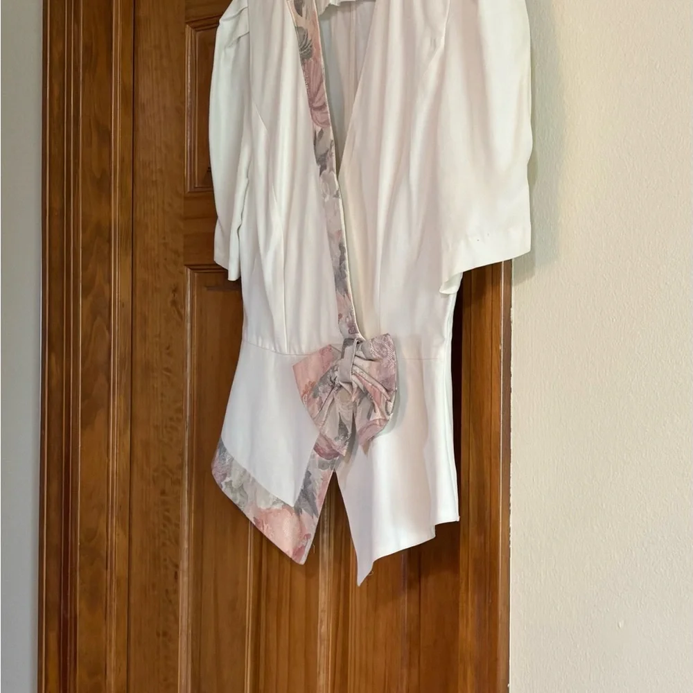 Vintage 90’s shirt with Floral Accents - Picture 13 of 15